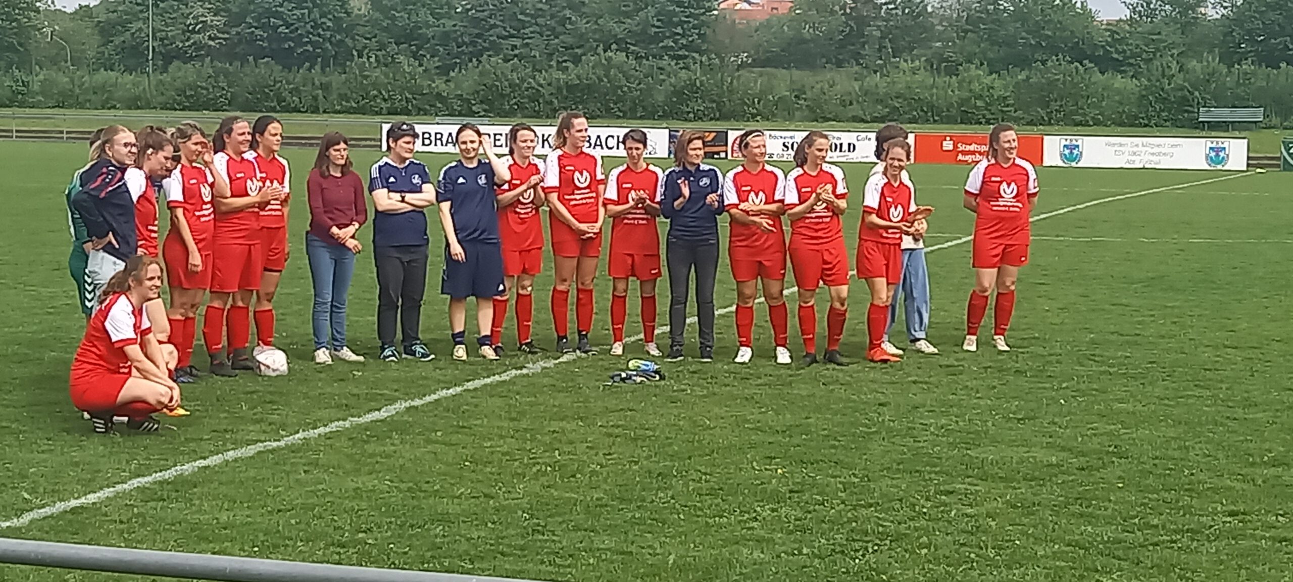 Leider blieb unseren tapfer kämpfenden Mädels nur der zweite Platz im Kreispokalwettbewerb. Sportlich fair wird hier dem Siegerteam vom SV Prittriching applaudiert.